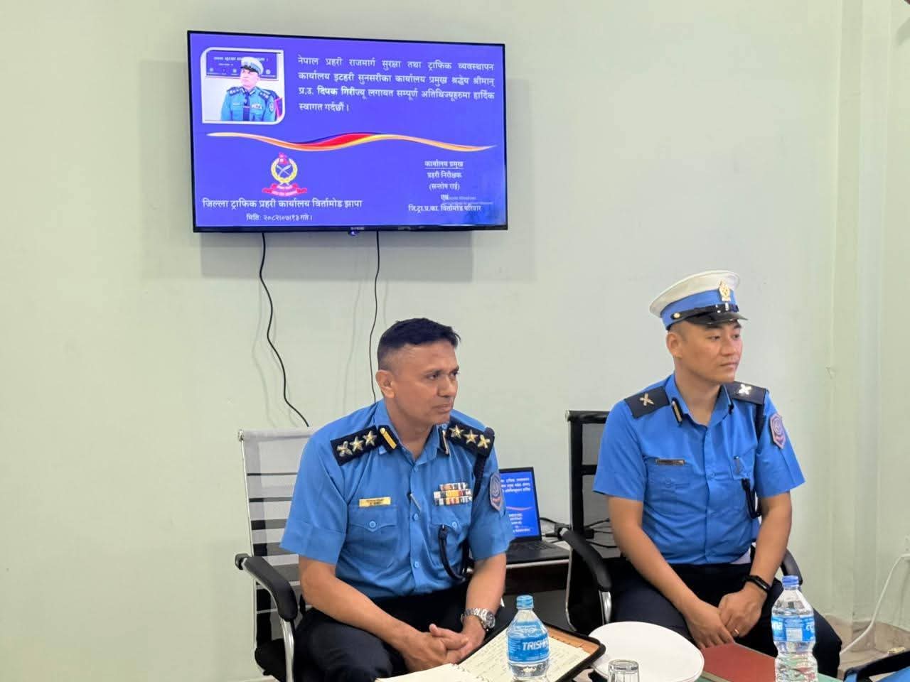 एसपी दीपक गिरीद्वारा जिल्ला ट्राफिक कार्यालय झापाको निरीक्षण, प्रहरीलाई निर्देशन