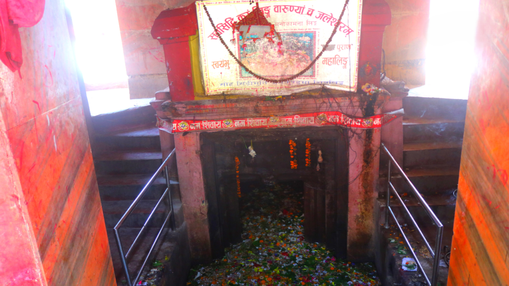 बाबा जलेश्वरनाथ महादेव वर्षको तीन सय ६५ दिन जलमै विराजमान