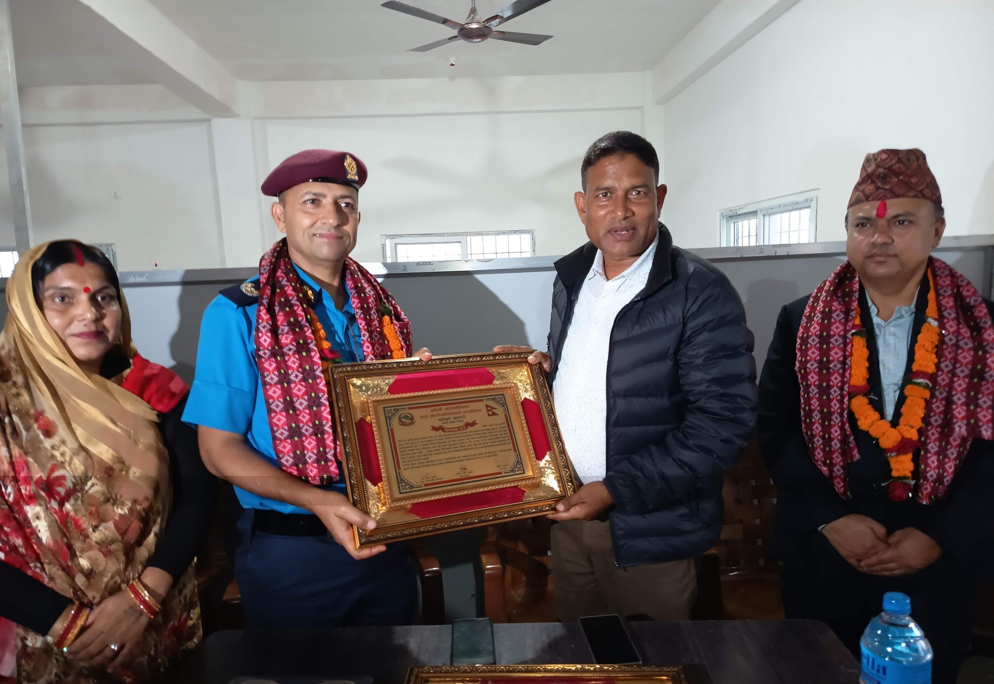 डीआईजी अभिनारायण काफ्ले र डा. कोमलप्रसाद दुलाललाई कोशी गाउँपालिकाद्वारा सम्मानित