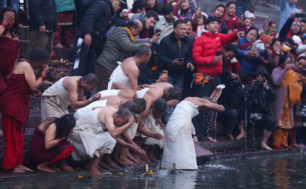 बागमती किनारमा झुल्कियो स्वस्थानीको आस्था: पशुपतिमा व्रतालुको सामूहिक स्नान