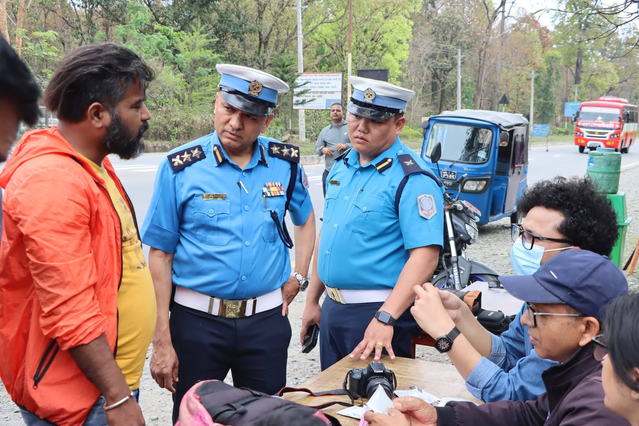 धरानमा ट्राफिक प्रहरीको विशेष अभियान: बस र अटो चालकसहित ७ जना कारबाहीमा