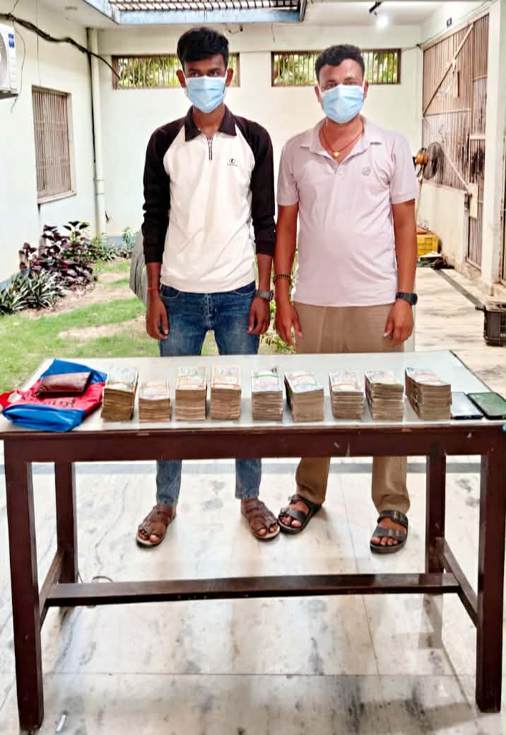 स्रोत नखुलेको ३२ लाख रुपैयाँसहित दुई युवक पक्राउ