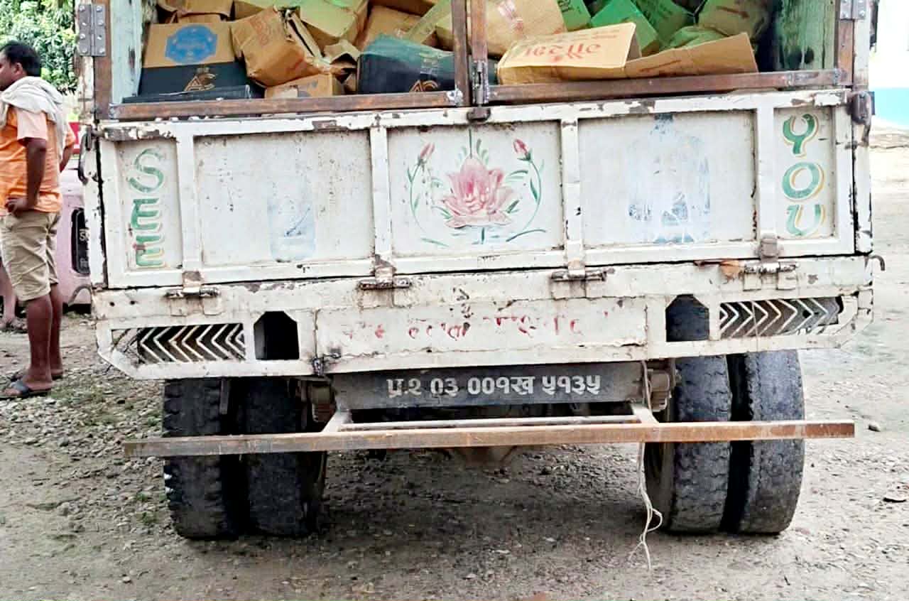 सर्लाहीमा अवैध मदिरासहित पिकअप नियन्त्रणमा, दुई जना पक्राउ