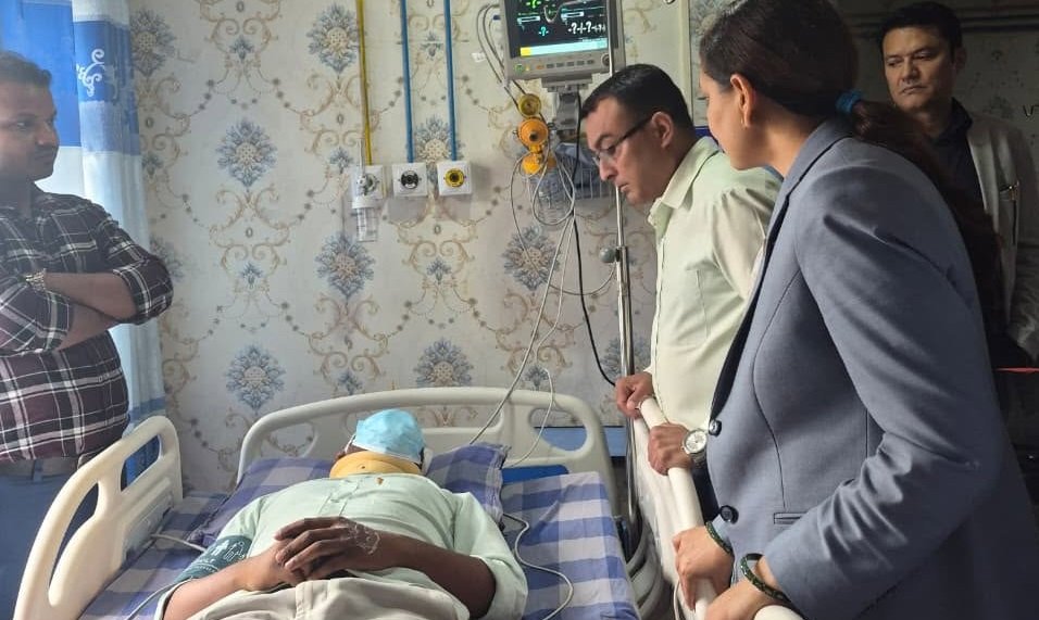 नारायणी अस्पतालका घाइते डाक्टर रामको ट्रमा सेन्टरमा उपचार सुरु: मन्त्री मेहताद्वारा दोषीमाथि कारबाहीको प्रतिबद्धता