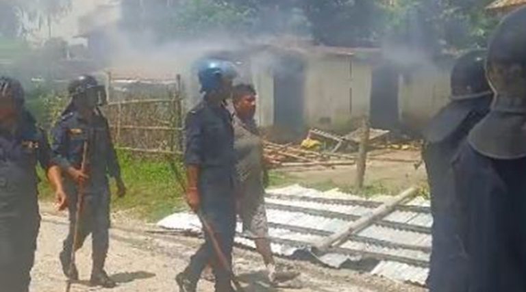 सुनसरीमा बढ्यो तनाबः प्रर्दशनकारीले जलाए घर,पसल र गाडी