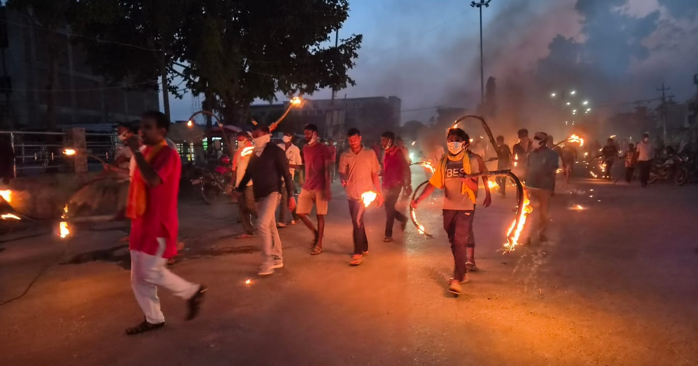 प्रहरी अवरोधपछि तनाव,पाँच प्रदर्शनकारी पक्राउ:‘राजनीतिक प्रतिशोध बन्द गर’भन्दै प्रदर्शनकारीको नाराबाजी